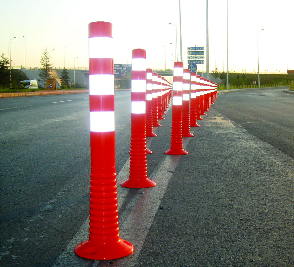 Reflective delineator posts