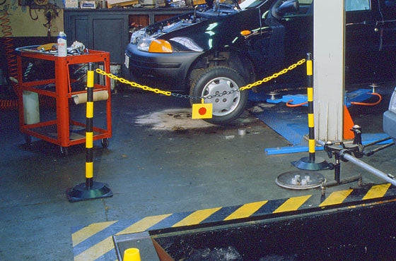 Post & Chain Barrier Kit - Basic -, 16 Posts incl. 25m Plastic Chain (Black/Yellow)