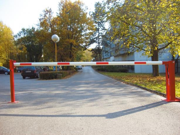 Manual Arm Barrier with Pneumatic Spring and Fixed Pole Support